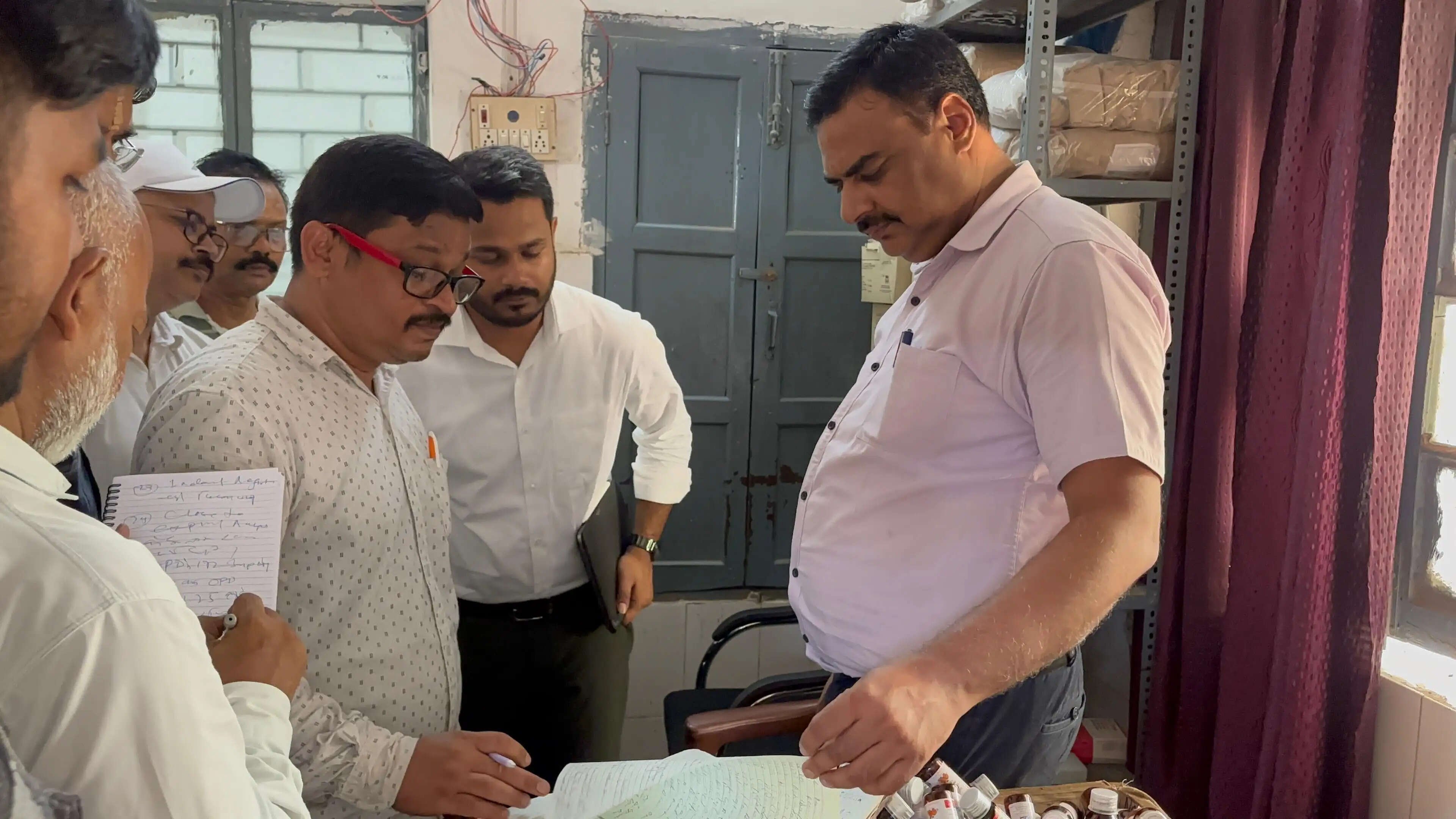डीएम का हलिया सीएचसी पर औचक निरीक्षण, एमओआईसी की अनुपस्थिति पर प्रतिकूल प्रविष्टि के निर्देश