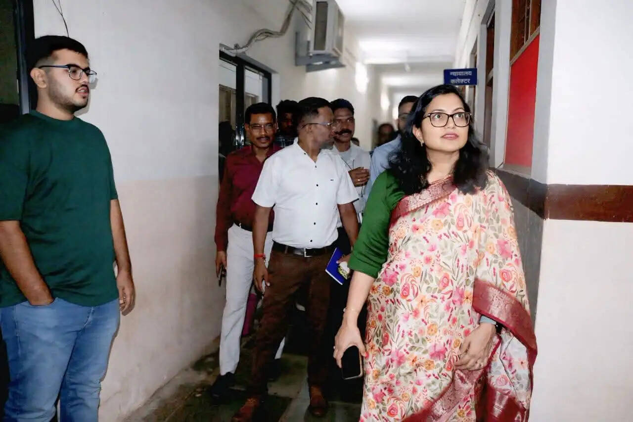सक्ती की नवपदस्थ कलेक्टर जयश्री जैन ने कलेक्ट्रेट शाखाओं का किया निरीक्षण