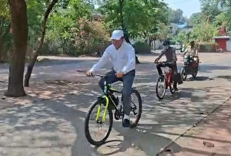मध्यप्रदेश हाईकोर्ट के जस्टिस सरकारी वाहन छोड़ साइकिल से हाईकोर्ट पहुंचे