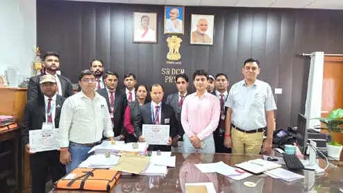 अप्रैल माह में चेकिंग दौरान उत्कृष्ट प्रदर्शन करने वालों को किया गया सम्मानित