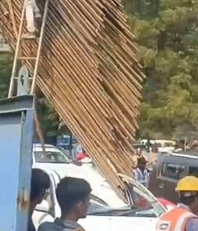 ठाणे में कोपरी ब्रिज पर चलती कार पर गिरा स्टील का ढांचा, दो घायल