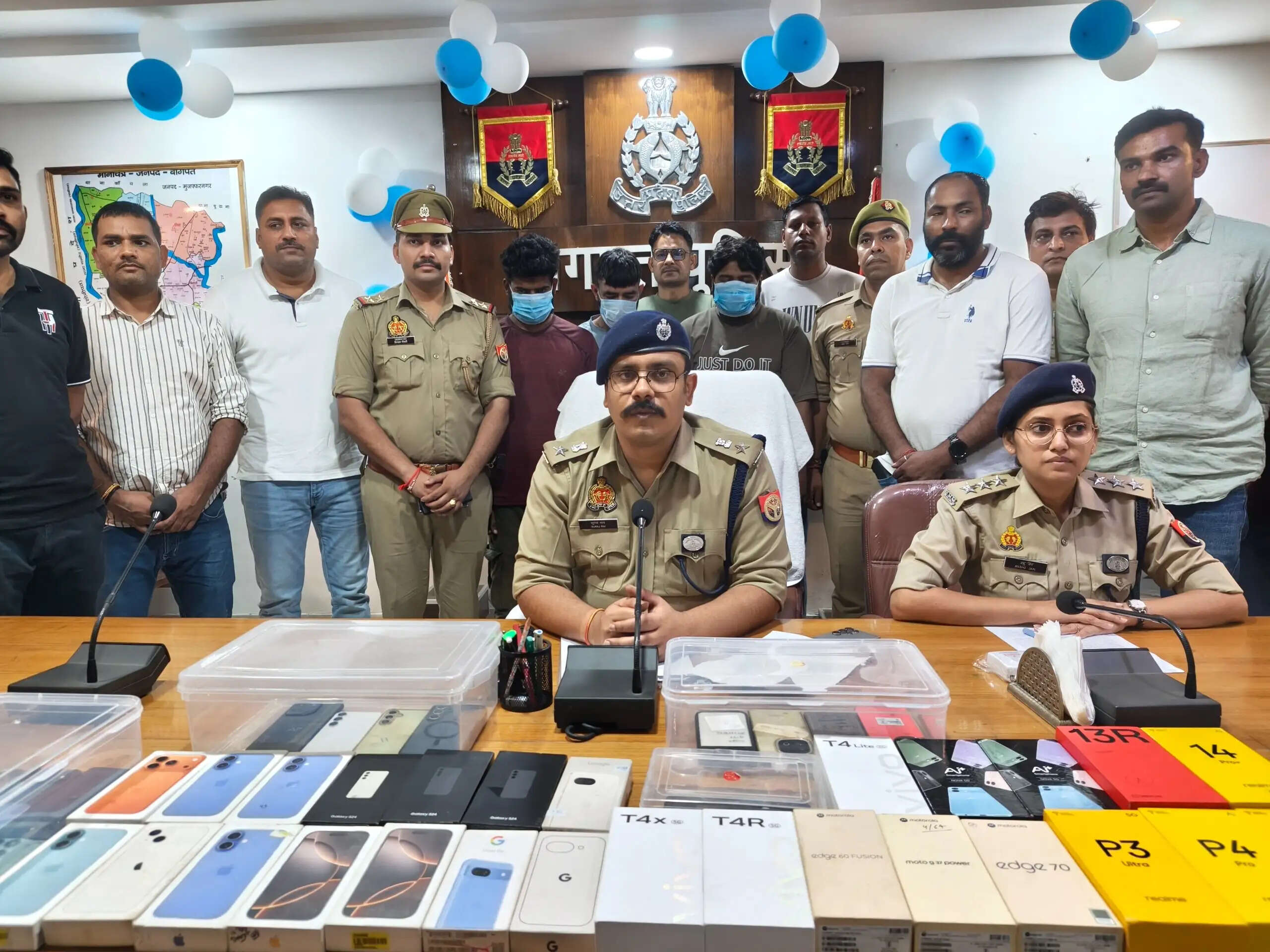 फ्लिपकार्ट शिपमेंट में हेराफेरी करने वाले गिरोह का पर्दाफाश, 40 लाख के मोबाइल बरामद
