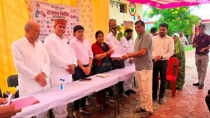 इंदौरः राजस्व शिविरों में नागरिकों को मिला राजस्व संबंधित समस्याओं का तत्काल निराकरण