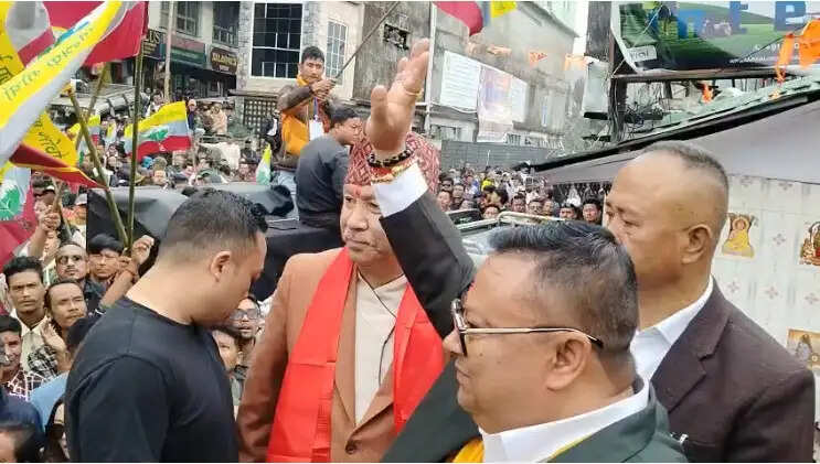 बीजीपीएम उम्मीदवार अमर लामा ने भरा नामांकन