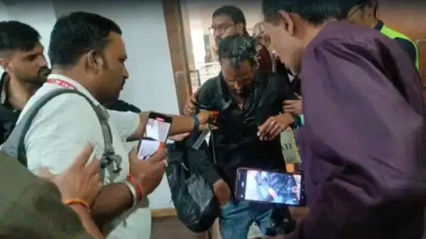 इंदौर कलेक्टर की जनसुनवाई में युवक ने खुद पर डाला ज्वलनशील पदार्थ,&nbsp;अधिकारियों की मुस्तैदी से टला बड़ा हादसा