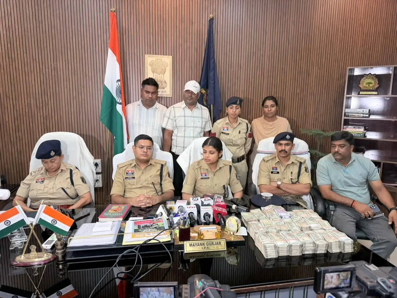 रायपुर : गुटखा लेने के बहाने ड्राइवर ने एकाउंटेट को कार से उतारा, 50 लाख लेकर हुआ फरार, एक महिला समेत 7 आरोपित गिरफ्तार