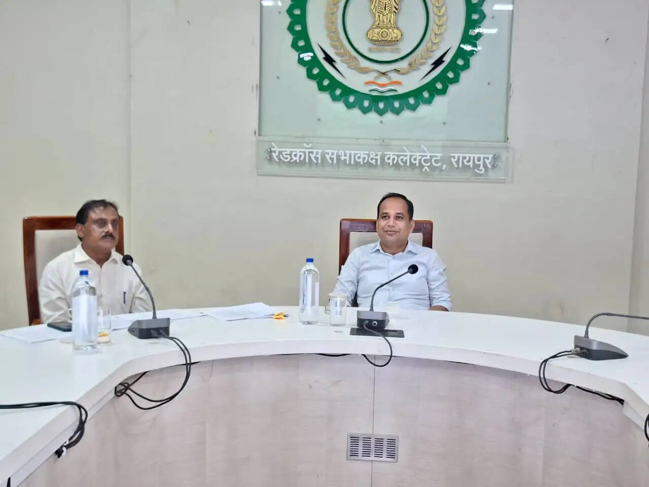 राजस्व सेवाओं में लापरवाही बर्दाश्त नहीं, प्रकरणों का करें समयबद्ध निराकरण : कलेक्टर