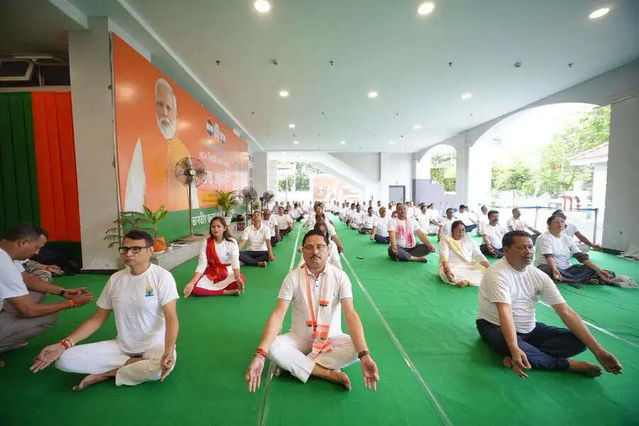 असम भाजपा मुख्यालय में 12वें अंतरराष्ट्रीय योग दिवस का आयोजन
