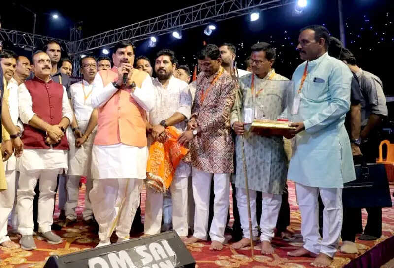 मप्रः उज्जैन के विभिन्न गरबा आयोजनों में शामिल हुए मुख्यमंत्री