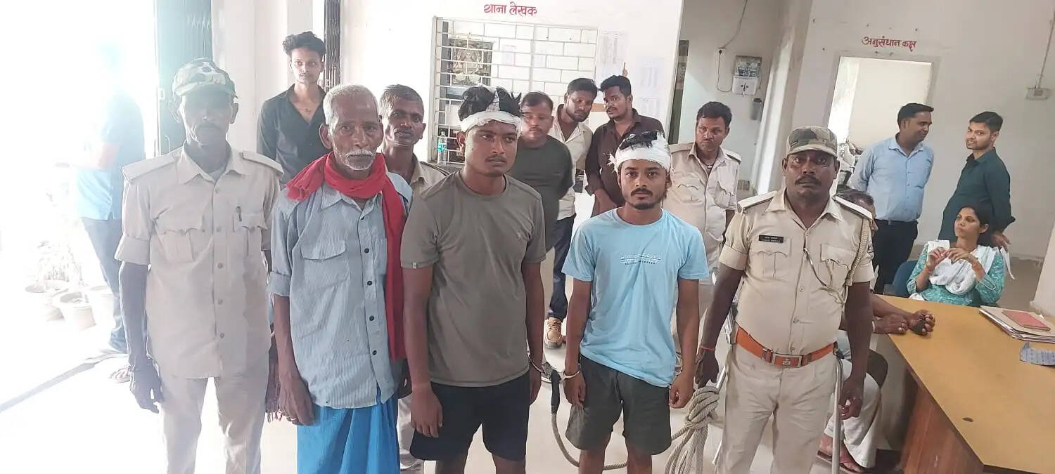 दो बाइक पर सवार चार बदमाशों को ग्रामीणों ने हथियार के साथ पकड़ा