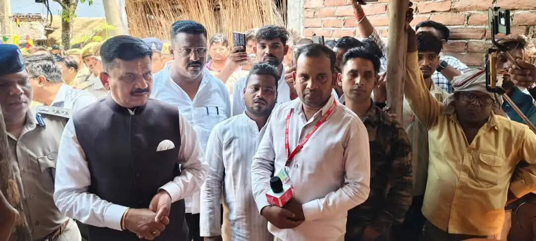 हत्या के 24 घंटे बाद रामघाट पर हुआ आजाद का अंतिम संस्कार, प्रशासन के आश्वासन पर माने परिजन