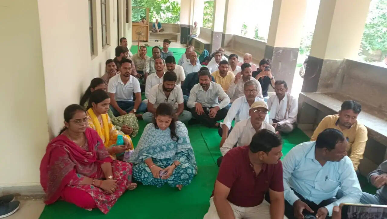 अयोध्या के लेखपाल के प्रकरण को लेकर लेखपाल संघ का विरोध प्रदर्शन, मुख्यमंत्री से जांच कराने की मांग