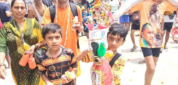 हरिद्वार में उमड़ा आस्था का सैलाब, पांच साल के बच्चों से लेकर 60 साल की महिलाओं के कंधों पर कांवड़
