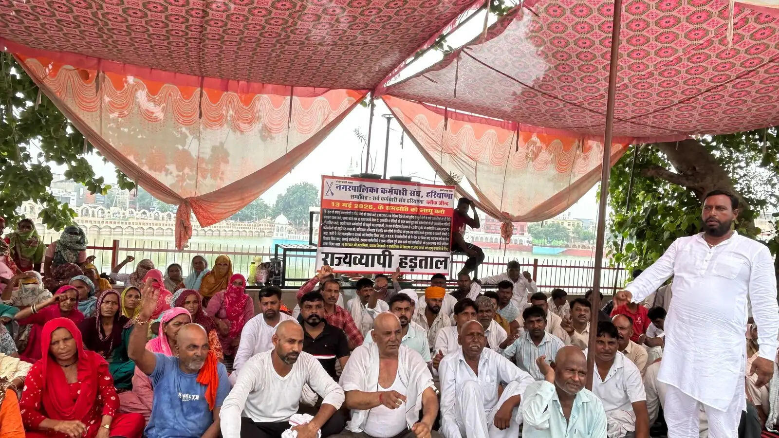 जींद : नप सफाईकर्मियों ने सामूहिक मुंडन करवा जताया विरोध