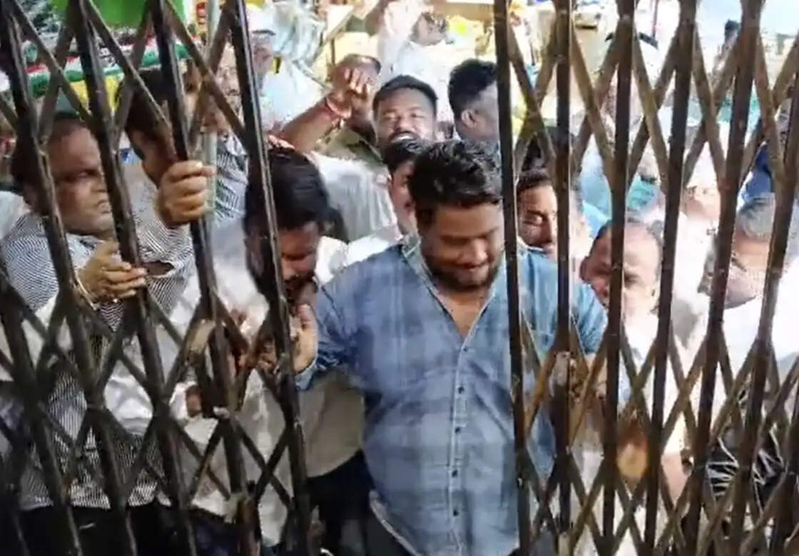 जबलपुरः गढ़ा जोन में अव्यवस्थाओं के खिलाफ युवा कांग्रेस का प्रदर्शन, तालाबंदी कर जताया विरोध