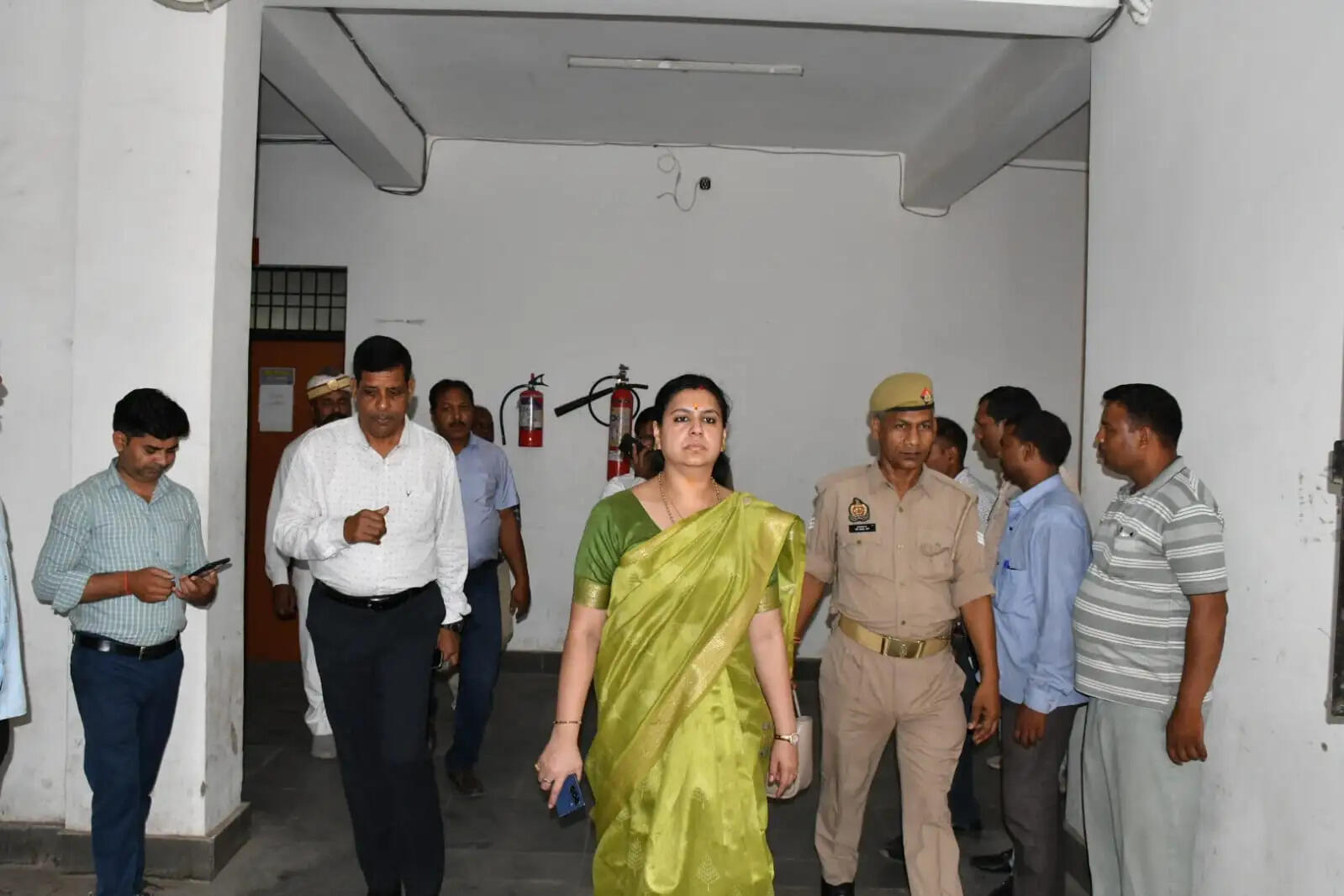 जिलाधिकारी ने ईवीएम वेयरहाउस का किया निरीक्षण, सुरक्षा व्यवस्था दुरुस्त रखने के दिए निर्देश