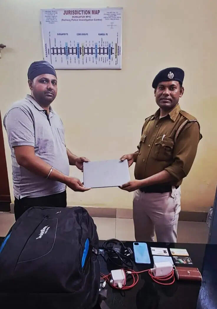 लैपटॉप, मोबाइल और महत्वपूर्ण दस्तावेजों से भरा बैकपैक अंडाल जीआरपी ने असली मालिक को लौटाया