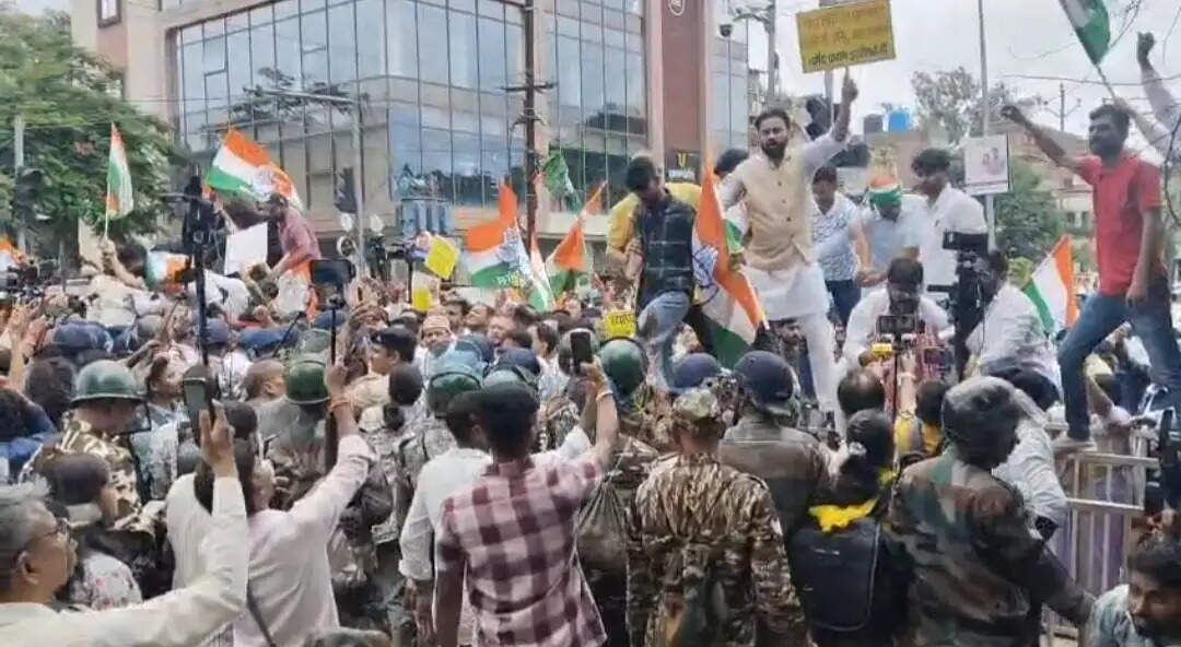 रांची : बैरिकेडिंग तोड़ कांग्रेस व भाजपा कार्यकर्ता भिडे़, चले पत्थर
