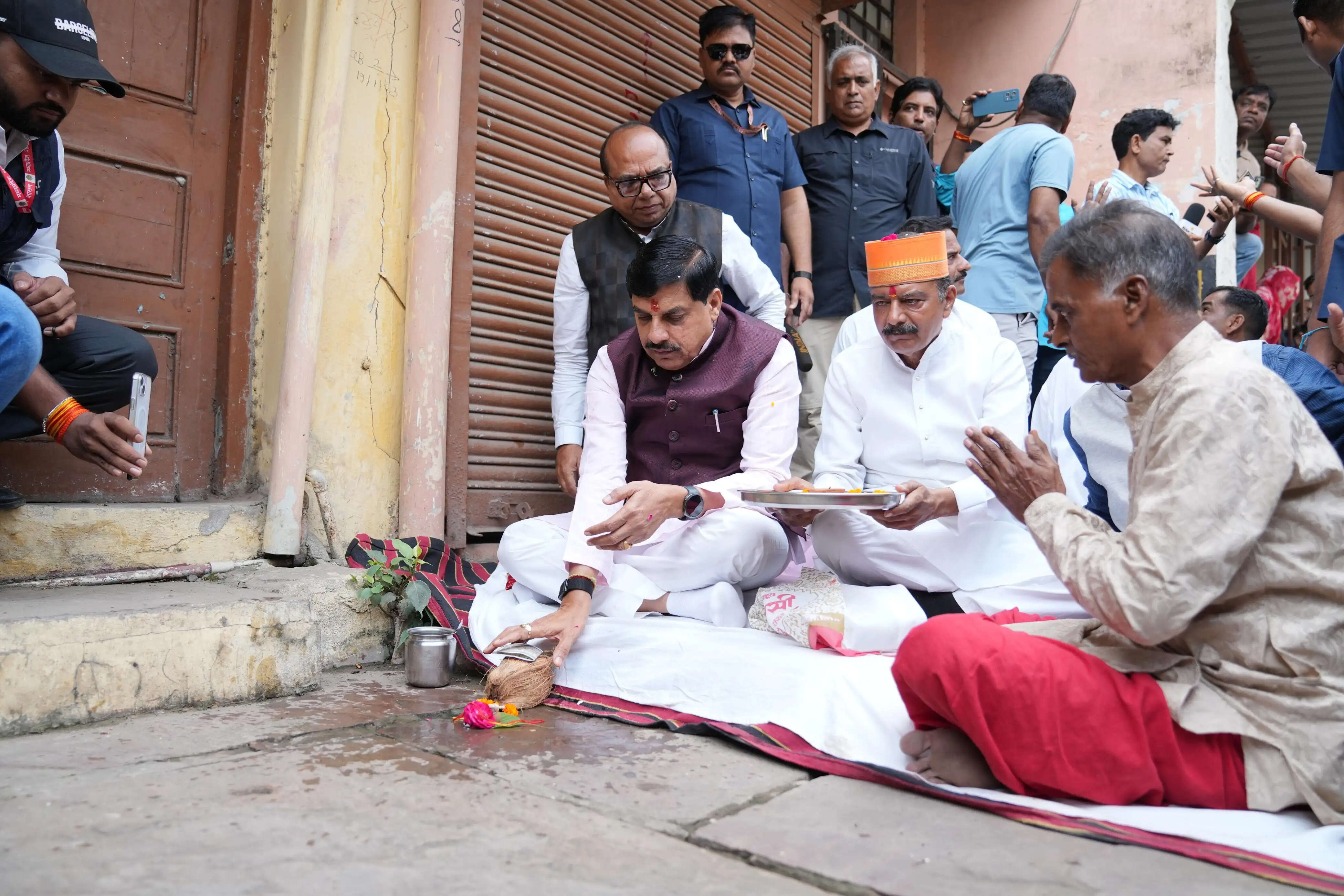 मध्य प्रदेश में सिंहस्थ-2028 के लिए सड़क चाैड़ीकरण काे मुख्यमंत्री ने अपने पैतृक घर पर चलाई कुदाल