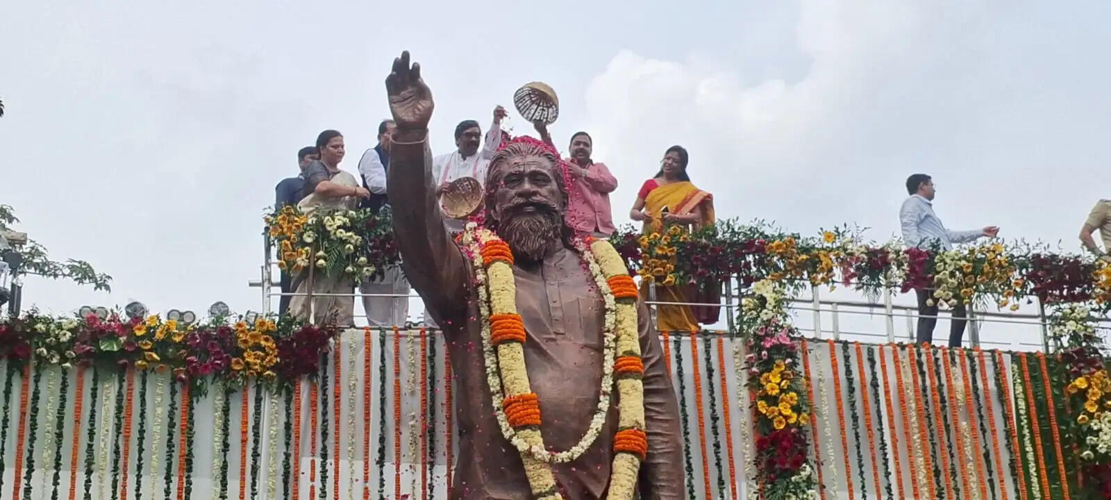 पद्म भूषण दिशोम गुरु शिबू सोरेन की आदमकद प्रतिमा का मुख्यमंत्री ने किया अनावरण