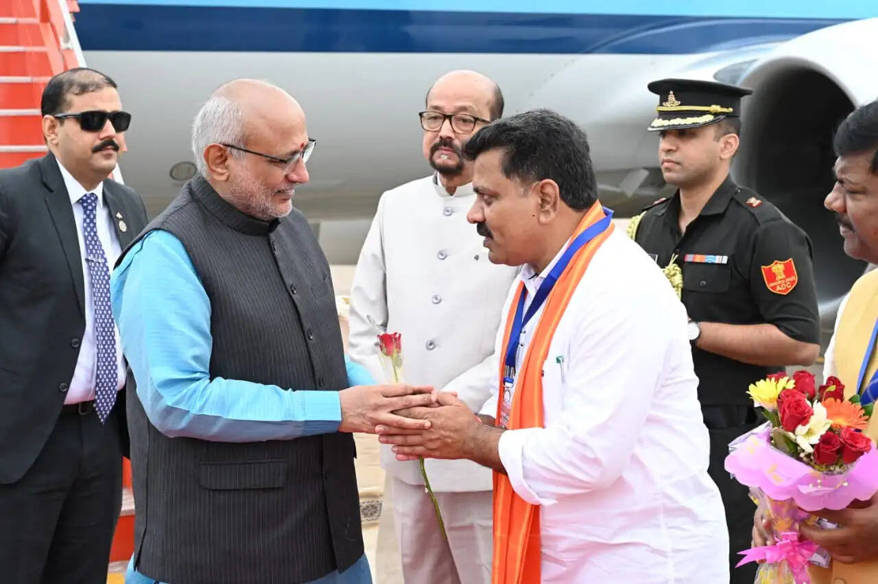 उपराष्ट्रपति सीपी राधाकृष्णन रायपुर पहुंचे, राज्यपाल और मंत्रीगणों ने किया स्वागत