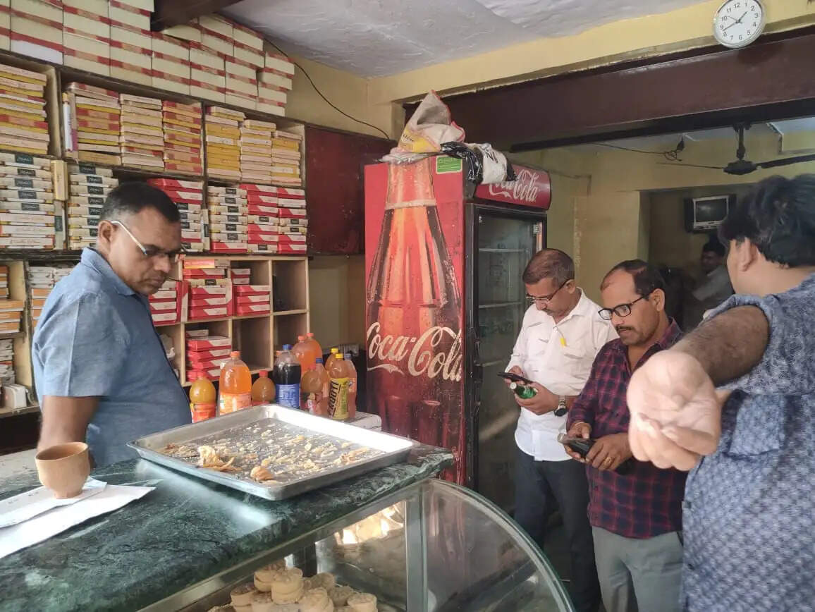 त्योहारों से पहले मिलावटखोरों पर शिकंजा, 893 किलो संदिग्ध खाद्य सामग्री नष्ट