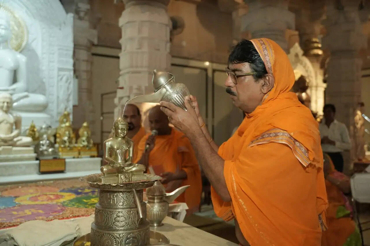 भगवान महावीर के जन्म कल्याणक महोत्सव पर निकली भव्य शोभायात्रा