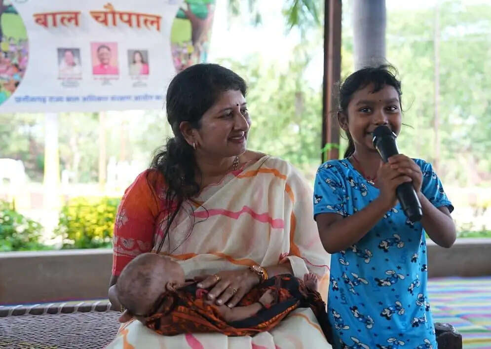 सारंगढ़-बिलाईगढ़ : सपेरा बस्ती में बाल अधिकार संरक्षण आयोग की अध्यक्ष डॉ. वर्णिका शर्मा ने बच्चों को किया जागरूक