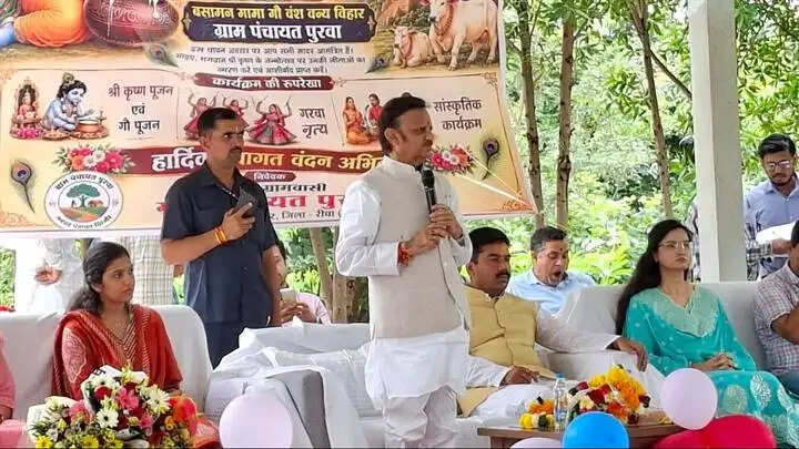 रीवाः उप मुख्यमंत्री शुक्ल ने बसामन मामा गौ अभ्यारण्य में गौ सेवकों के साथ मनाया कृष्ण जन्मोत्सव