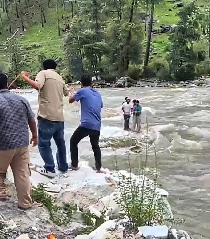 मणिकर्ण घाटी में पार्वती नदी के बीच फंसे तीन पर्यटक, रेस्क्यू टीम ने सुरक्षित निकाला