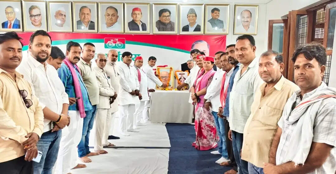 सपा कार्यालय में मनाई गई लोकनायक जयप्रकाश नारायण और महाराजा अग्रसेन की जयंती