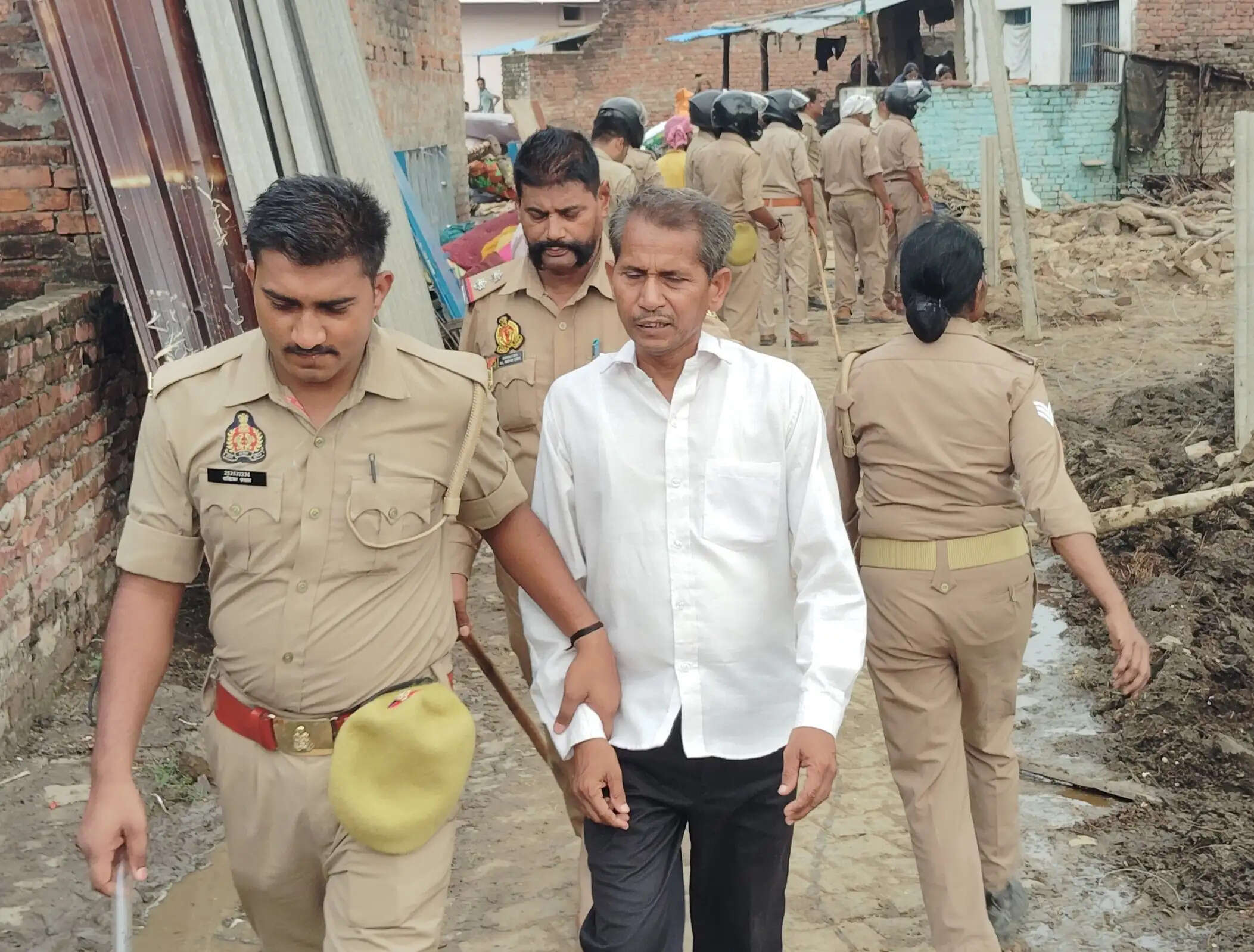 मीरजापुर : कोर्ट के आदेश पर कब्जा हटाने गई पुलिस पर पथराव, उपनिरीक्षक घायल