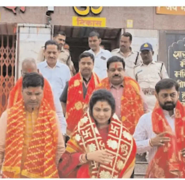 मैहर में मां शारदा के दर्शन करने पहुंचीं राज्यमंत्री कृष्णा गौर, प्रदेश की खुशहाली की प्रार्थना की