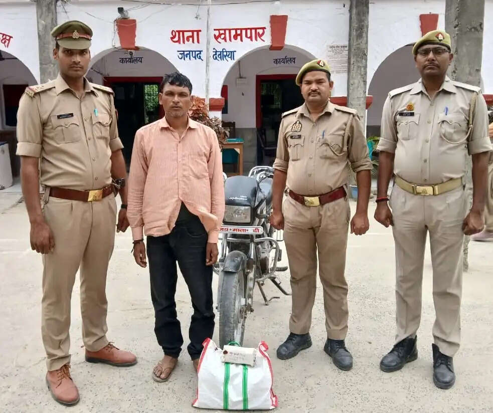 चोरी की मोटरसाइकिल के साथ अंतर्राज्यीय शराब तस्कर गिरफ्तार
