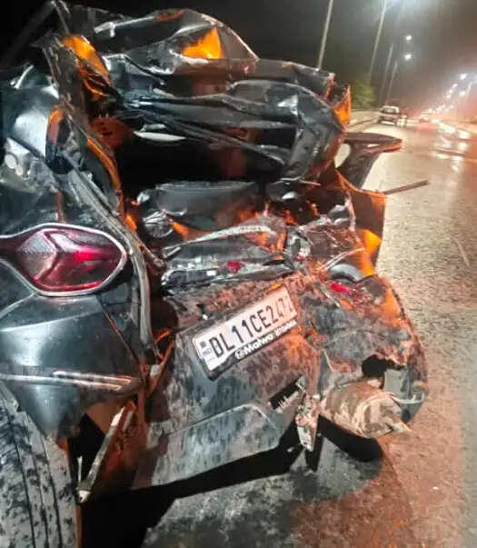 घाट के पास खड़ी कार में तेज रफ्तार डंपर ने मारी टक्कर, दो पीआरडी जवान घायल