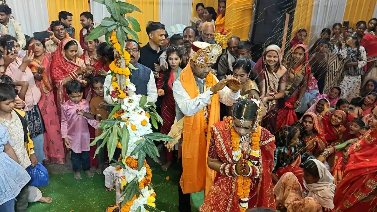 श्रीमद्भागवत कथा के मंच पर साकार हुआ रुखमणि विवाह एक जोड़ा दाम्पत्य जीवन में बंधा