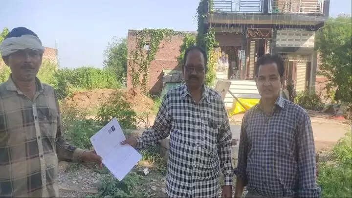 ग्वालियरः मतदाता सूची के विशेष गहन पुनरीक्षण का कार्य जारी, बीएलओ ने घर-घर पहुंचकर बांटे गणना फॉर्म