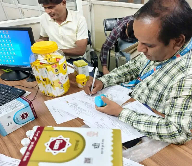 इंदौरः खाद्य विभाग की बड़ी कार्रवाई, बाहरी राज्यों से आया तीन लाख रुपये का 640 लीटर संदिग्ध घी जब्त