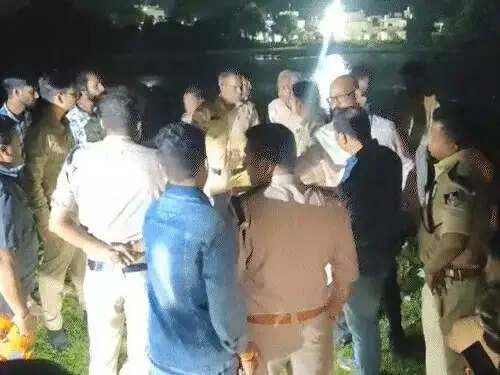 इंदौर में&nbsp;पत्नी की हत्या के बाद बेटे-बेटी को तालाब में फेंका, चरित्र शंका में वारदात,&nbsp;आरोपित पति हिरासत में
