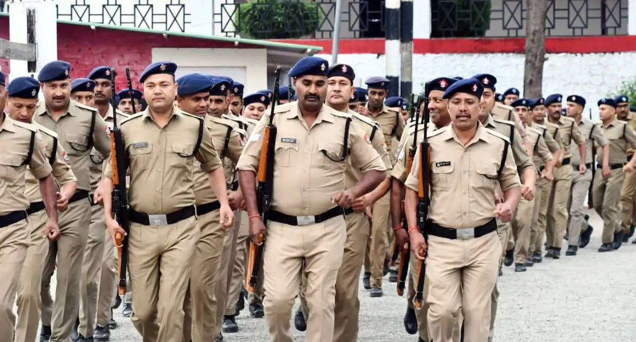 पुलिस कर्मियों की शुक्रवार परेड, उत्कृष्ट पुलिसकर्मी सम्मानित