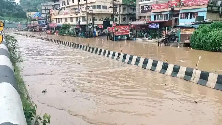 जोराबाट में राष्ट्रीय राजमार्ग पर भारी जल जमाव