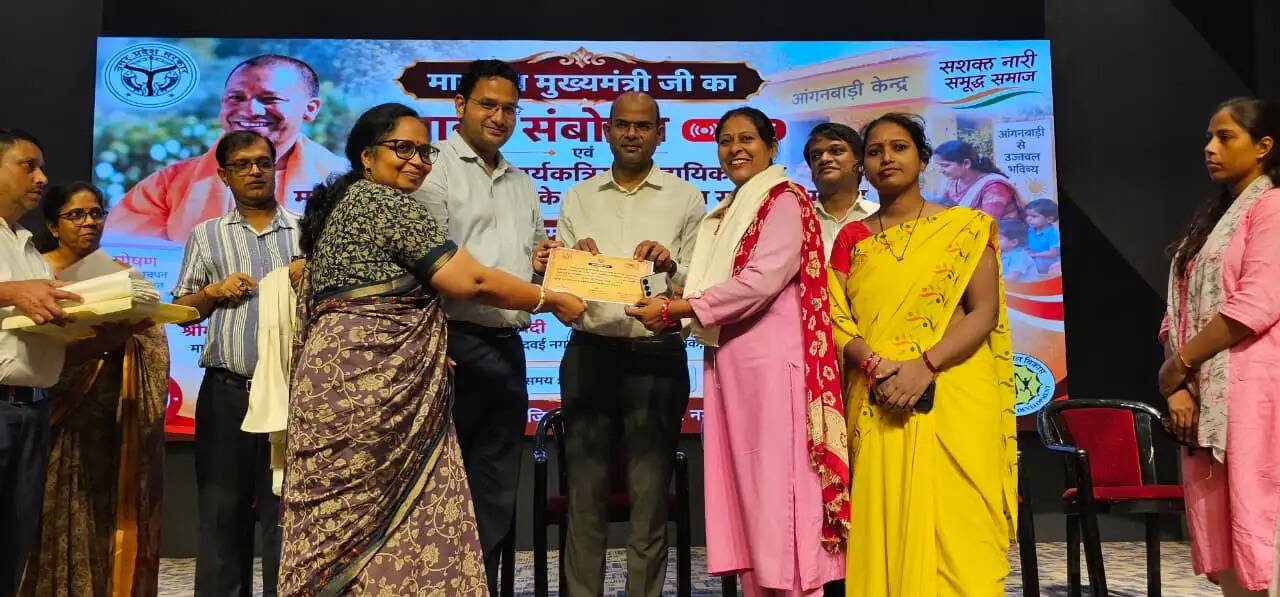 कानपुर में 256 नवनियुक्त आंगनबाड़ी कार्यकत्रियों को मिले नियुक्ति पत्र, बढ़े मानदेय का भी लाभ : सीडीओ