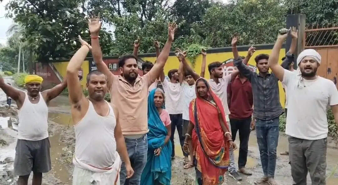सड़क की बदहाली से गुस्साए ग्रामीणों ने एनएच-80 को जोड़ने वाले मुख्य मार्ग पर की धान की रोपाई, उग्र आंदोलन की चेतावनी