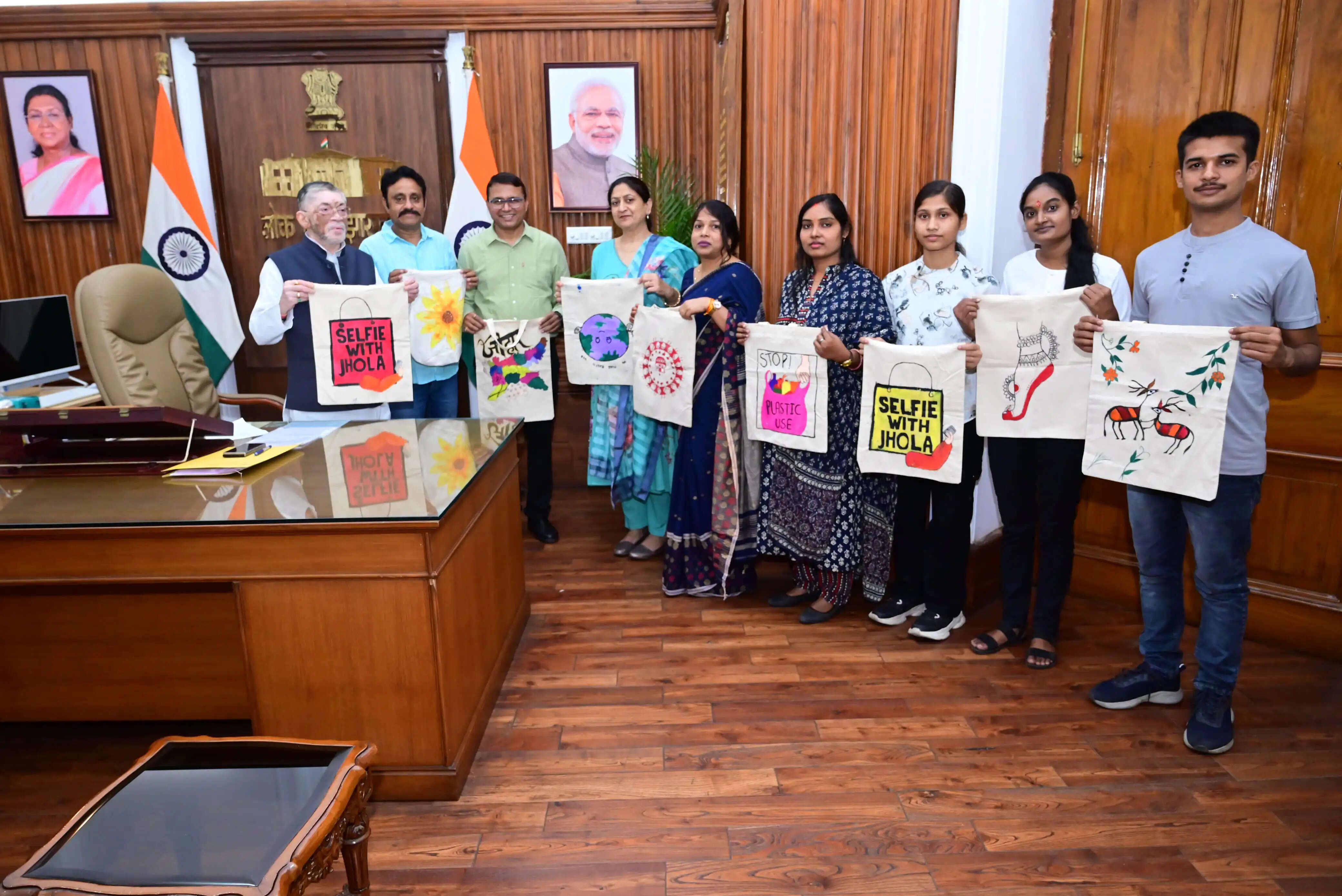 राज्यपाल से ‘पॉलिथीन मुक्त अभियान’ से जुड़े प्रतिनिधिमंडल ने की भेंट