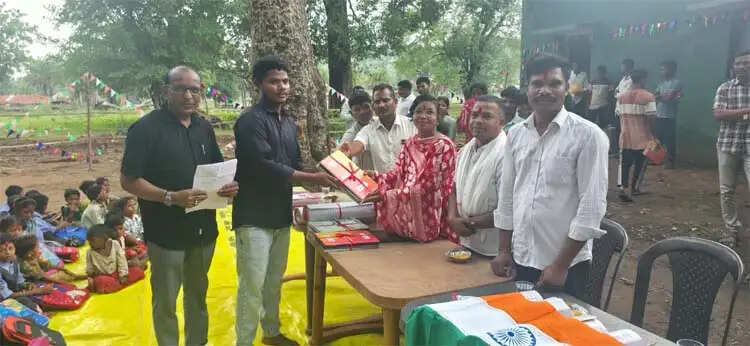 छत्तीसगढ़ के बीजापुर जिले के पीडिया में 21 साल बाद गूंजी स्कूल की घंटी, 539 बच्चों के जीवन में लौटी शिक्षा की नई उम्मीद