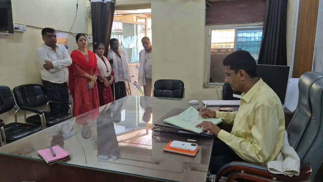 दमोह में प्रशासनिक सख्ती, औचक निरीक्षण में एसडीएम सहित 24 अधिकारी-कर्मचारी अनुपस्थित
