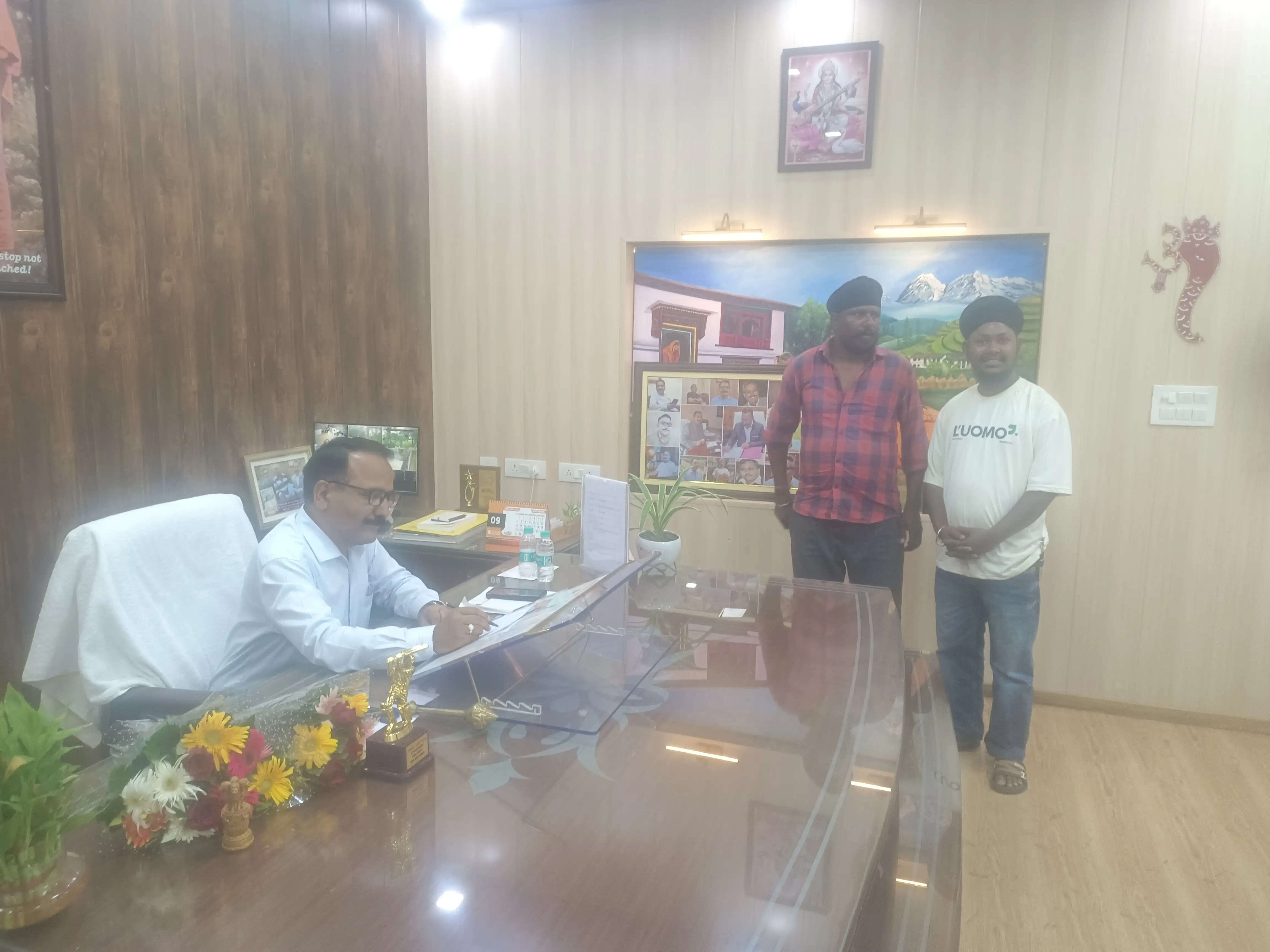 जयपुरबीसा की जर्जर संपर्क सड़क से ग्रामीण परेशान , डीएम से लगाई गुहार