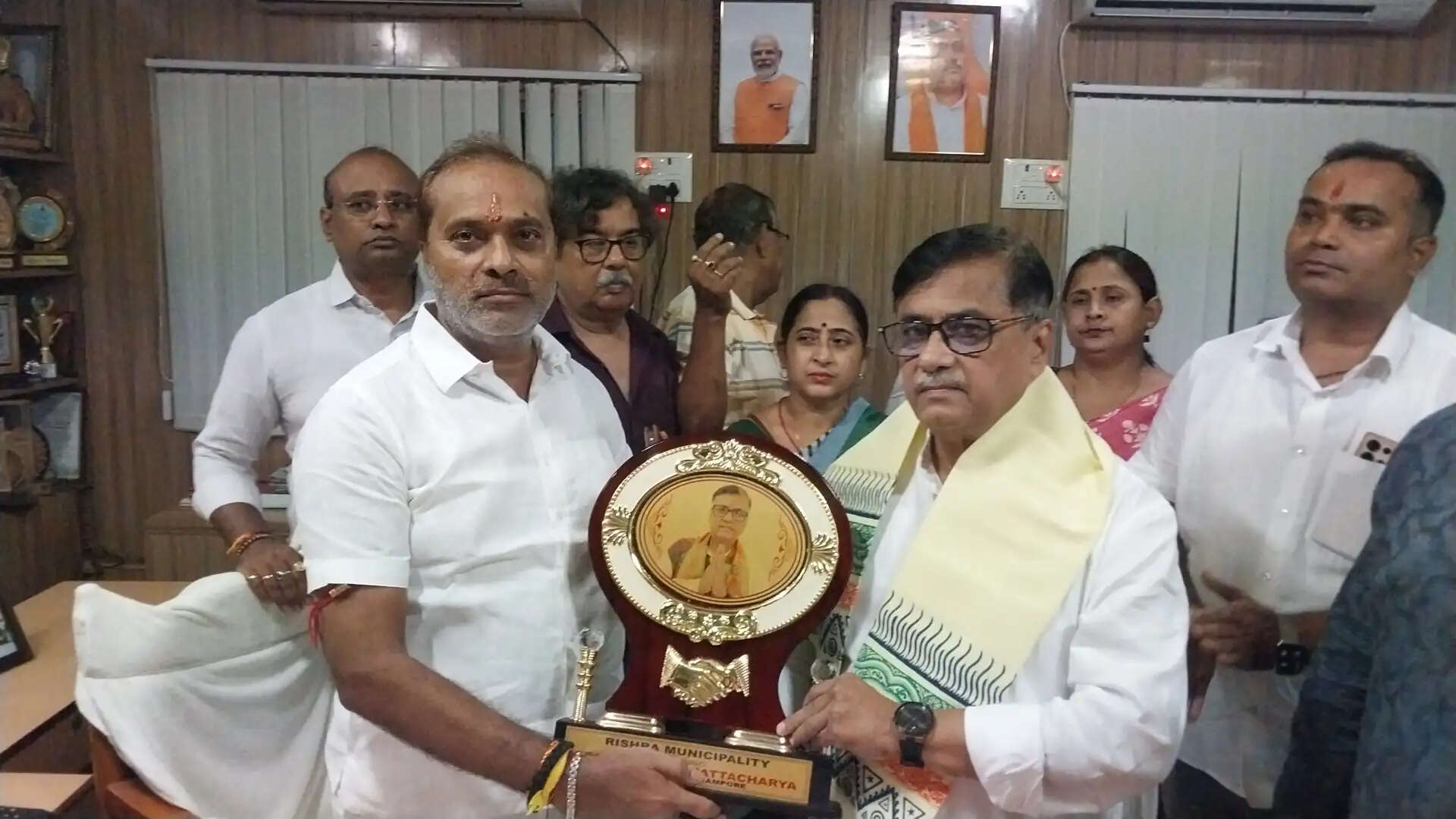 रिषड़ा नगरपालिका पहुंचे विधायक भास्कर भट्टाचार्य, शहर के विकास को लेकर दिए दिशा-निर्देश