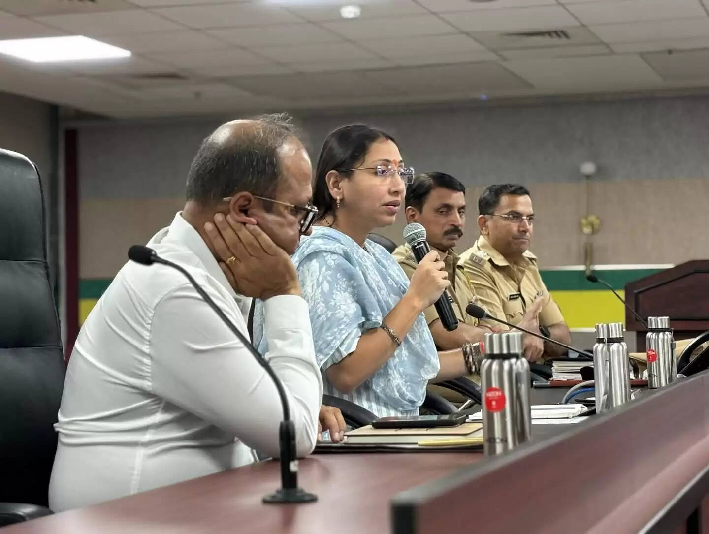 मीटर-शेयरिंग रिक्शा के सुचारू संचालन को लेकर वसई-विरार मनपा मुख्यालय में बैठक