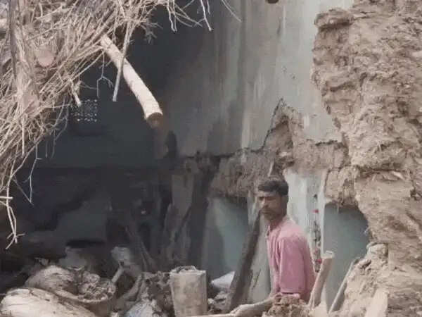 रीवा&nbsp;में कच्चा मकान निर्माण के दौरान दीवार ढहने से&nbsp;महिला की मौत, बेटा-बहू बाल-बाल बचे